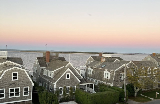 BRANT POINT breezes, spectacular views. Perfect for family. Walk to Town/Beach! in Nantucket
