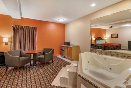 Econo Lodge Inn Suites Granite City 