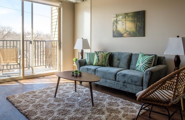 Frontdesk | Bright and Airy 2BR Suite in Ames