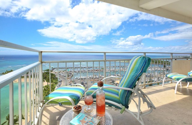 Panoramic Ocean Views Remodel - FREE Parking/Wi-Fi, AC, Washlet, Sleeps 6 in Honolulu