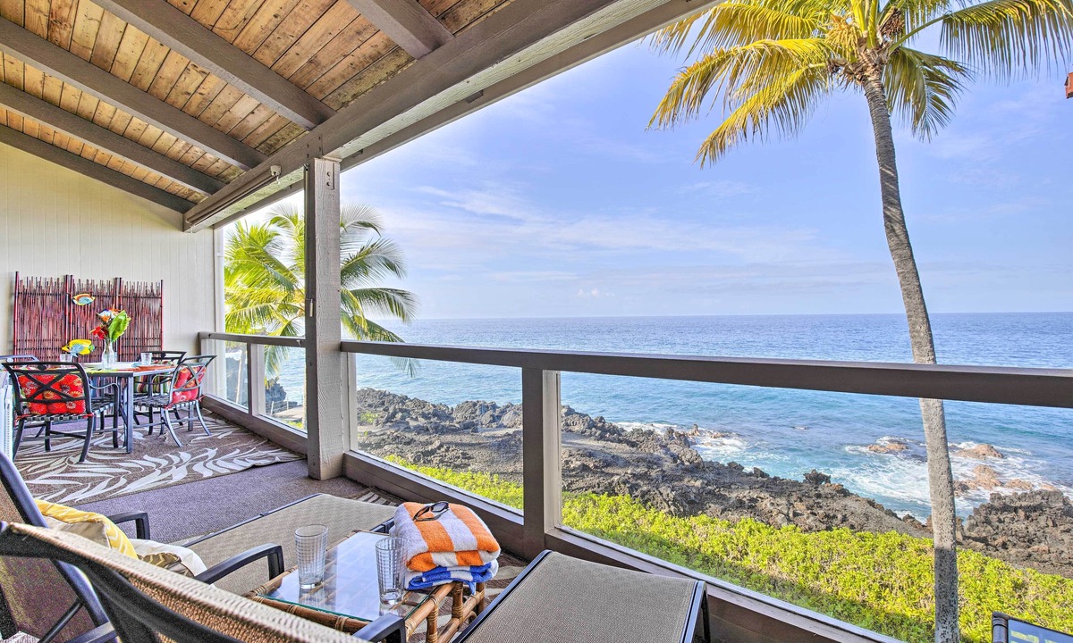Kahaluu Bay Apartment | Airy Oceanfront Kailua-kona Gem w/Community Pool
