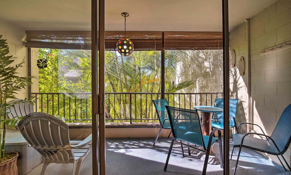 Historic Kailua Village Apartment | Breezy Condo w/Screened Lanai in Kailua-kona!