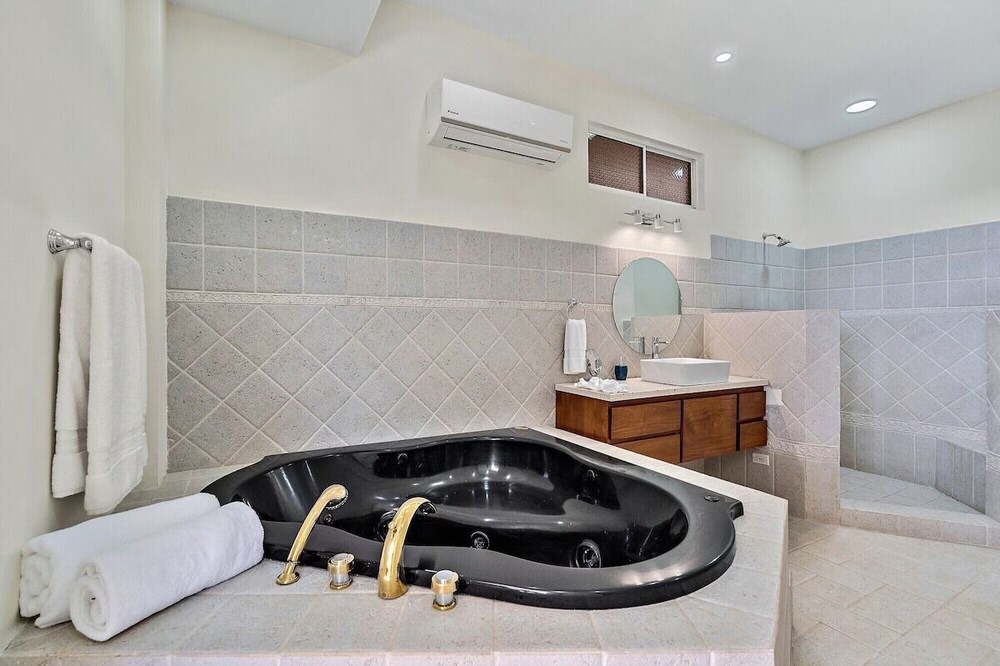 Mokuleia House | Kukui Hale - Short Walk to Beach, AC