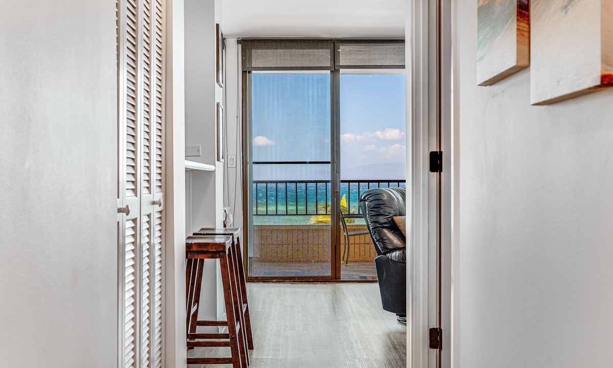Kihei Condo | Beachfront Condo, Direct Ocean Views! Floor To Ceiling Windows & Lanai!