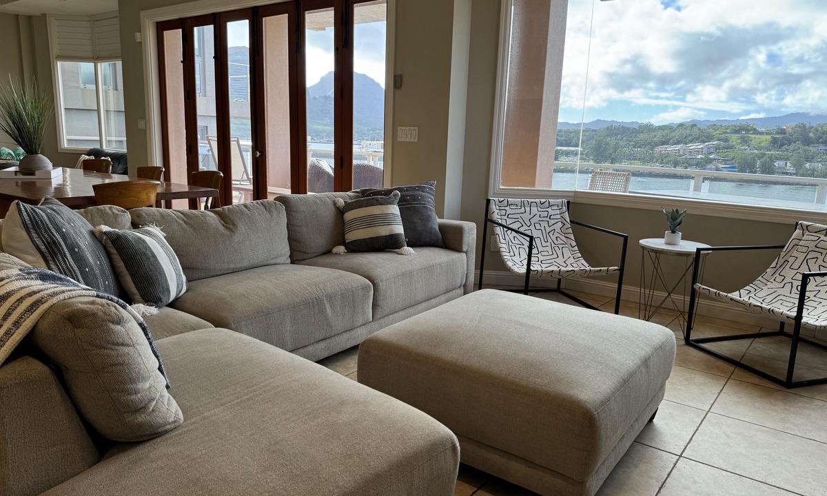 Lihue House | AMAZING VIEWS-Kalapaki Cliffside Penthouse-Perched above, elevator to the sand!