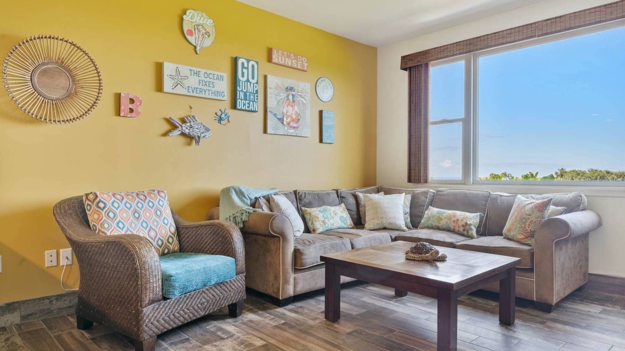 Photo of Livingroom in Kahaluu-Keauhou
