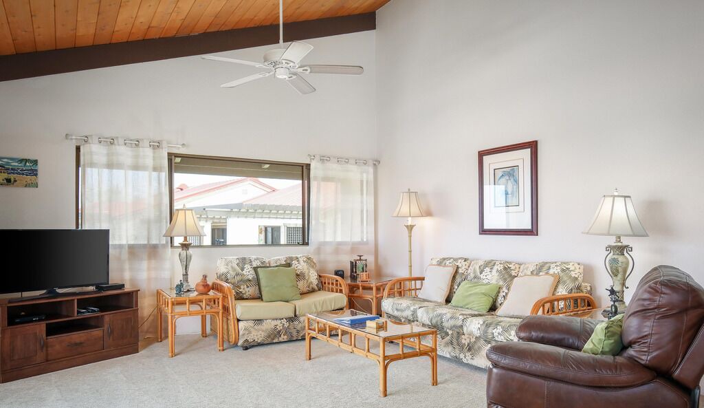 Photo of Livingroom in Kahaluu-Keauhou
