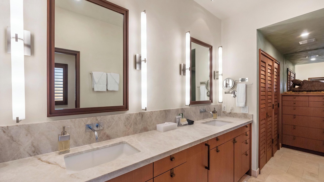 Photo of Bathroom in Historic Lahaina Front Street