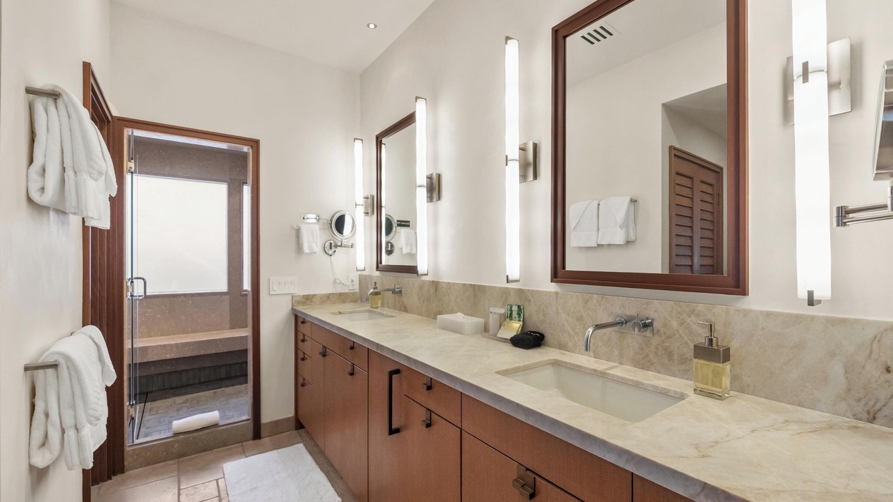 Photo of Bathroom in Historic Lahaina Front Street