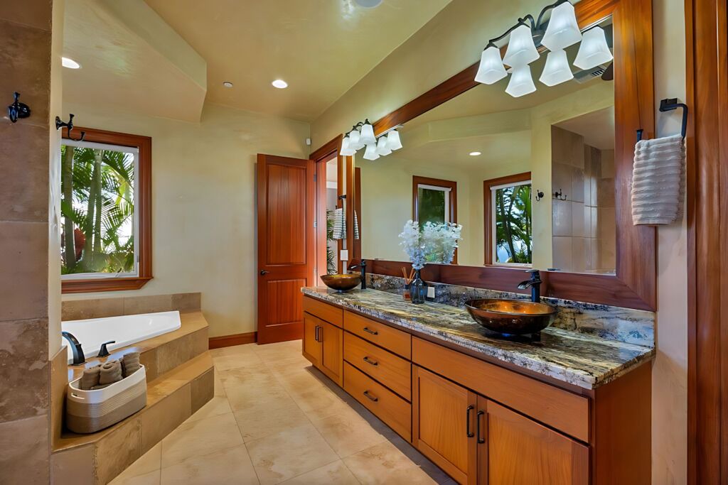 Photo of Bathroom in Historic Lahaina Front Street