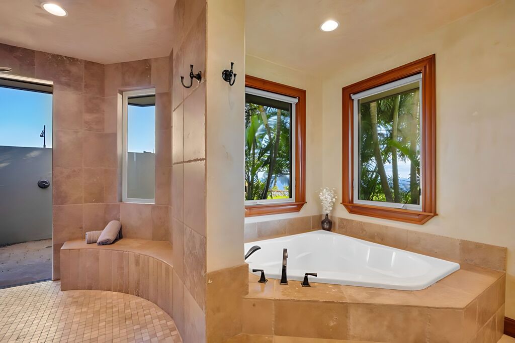 Photo of Bathroom in Historic Lahaina Front Street