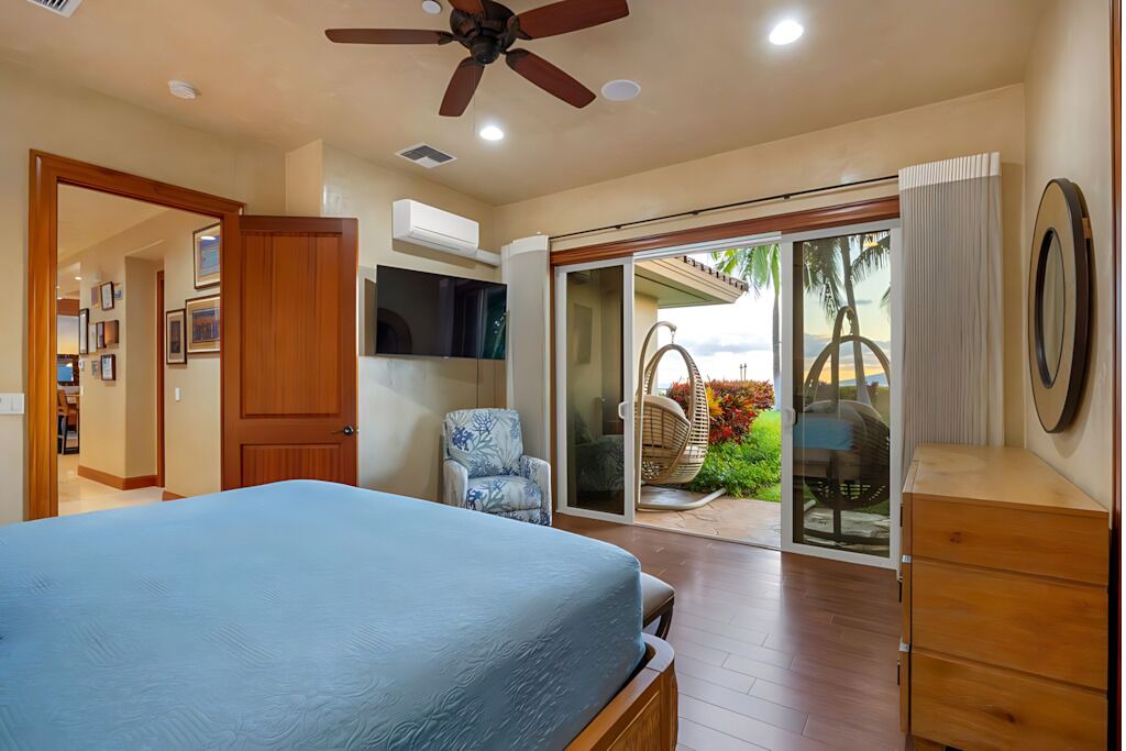 Photo of Bedroom in Historic Lahaina Front Street