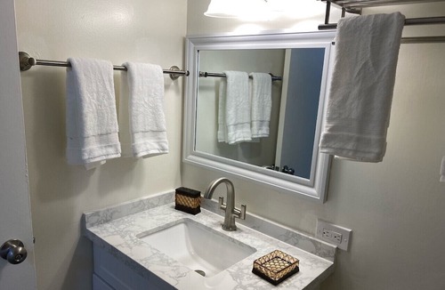 Diamond Head - Kapahulu - St. Louis Condo | Lovely Studio with Million Dollar View of Waikiki and close to everything!