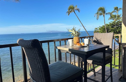 Maalaea Condo | Front-Row Ocean View retreat, Whales, Sunsets, Steps to Beach, Kanai A Nalu #319