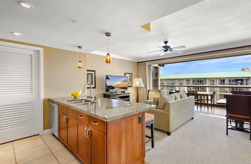 Kaanapali Condo | Maui Resort Rentals: Honua Kai Hokulani 713 - Stunning Interior Courtyard 1BR Penthouse Gem w/Gorgeous Ocean Views!