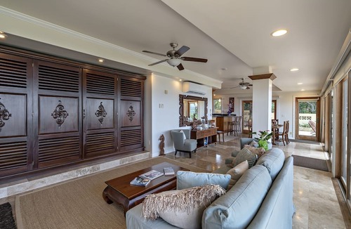Mokuleia House | Large Family Retreat on Calm Swimming Beach, A/C
