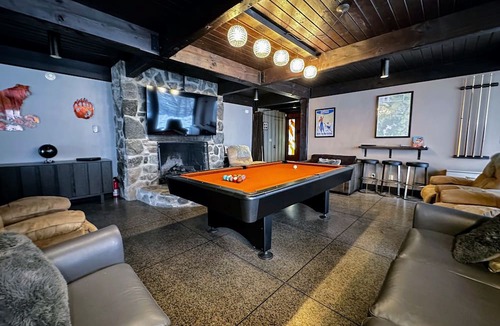 Whitefield House | RL Breathtaking views, private mountain retreat. Hot Tub, Dog Friendly, great location!
