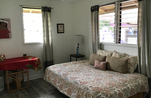 Waialee Bed & Breakfast | Clean single room across the street from the beach. 5 min walk to Historic town