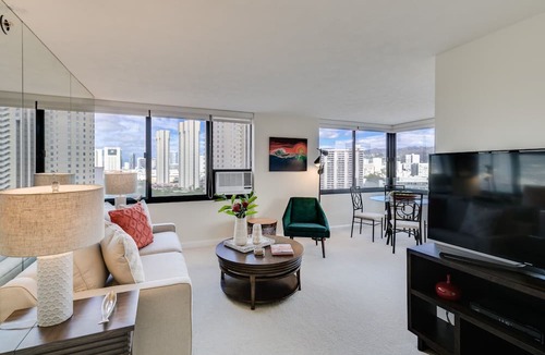 Waikiki Condo | Breathtaking Views! AC, Full Kitchen, Washer/Dryer, FREE Wi-Fi & Parking!
