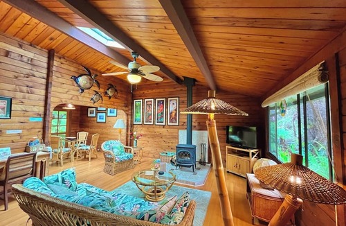 Volcano Cabin | SEEN ON HGTV -2024-YOUR YEAR to EXPLORE- Hale Sweet Hale- HOT TUB -Romantic
