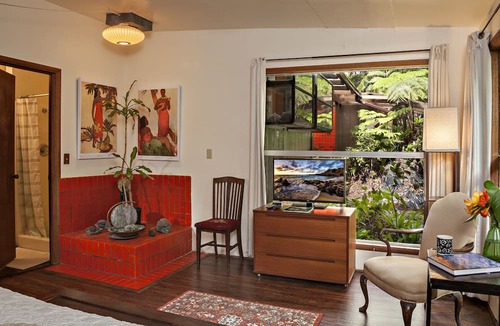Volcano Apartment | A Private Getaway in the Rainforest. One mile from Volcano National Park.