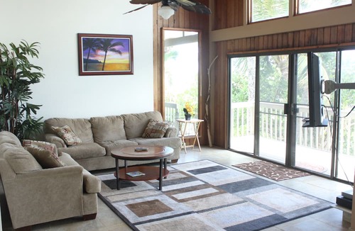 Mokuleia House | Beachfront Beauty $5900 PER MONTH