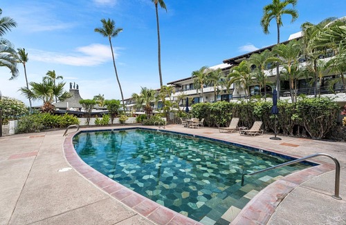 Kailua-Kona Condo | 🏖️Ground Floor Fully Upgraded Kona Condo Steps to Ocean Pool | AC