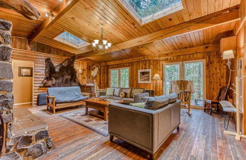 Zigzag House | Rustic lodge with private hot tub, fireplace & riverfront views - dog-friendly