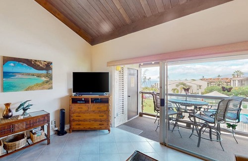 Kihei Condo | Dog-friendly condo with furnished lanai & washer/dryer plus pool & tennis