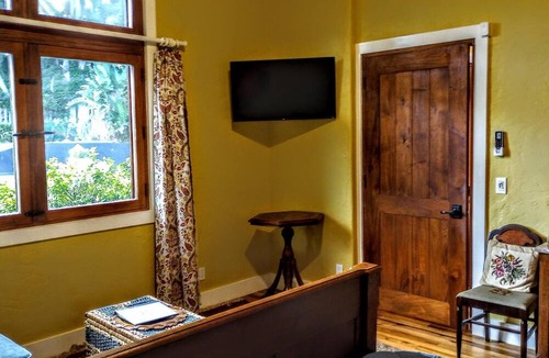 Hakalau House | Luxury Oceanfront B-n-B Suite Gated Cliffside Estate - Banyan - Beach 10m walk