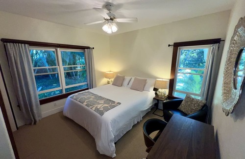 Kealakekua House | Private paradise organic farm stay with ocean view, nestled in banana grove