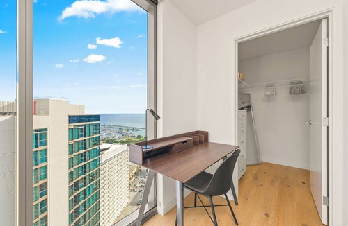 Ala Moana House | The Kapiolani Vista | Skyline Views, Pool, Gym | Walk to Beach & Ala Moana