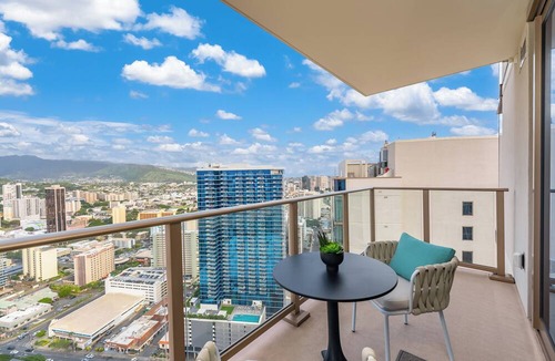 Ala Moana House | The Kapiolani Vista | Skyline Views, Pool, Gym | Walk to Beach & Ala Moana