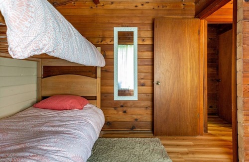 Volcano Cabin | Cozy Cabin in Volcano Village minutes from Volcano Park entrance.