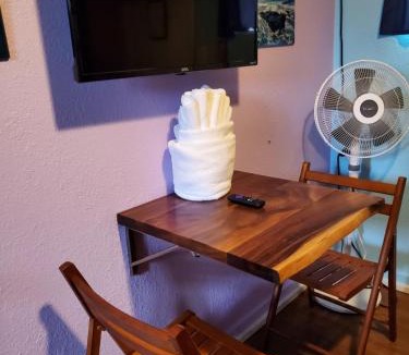 Wailuku Apartment | Central Maui Studio Wall Bunks + Kitchenette