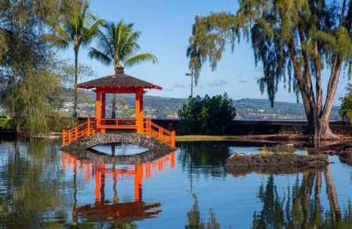 Hilo House | YOUR HILO HOMEBASE - Lovely 3 Bedroom in Heart of Hilo with AC!
