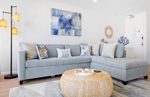 Waikiki Apartment | Waikiki Banyan retreat - parking, pool, sauna & sea views