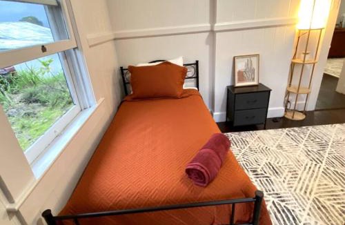 Hilo House | YOUR HILO HOMEBASE - Lovely 3 Bedroom in Heart of Hilo with AC!