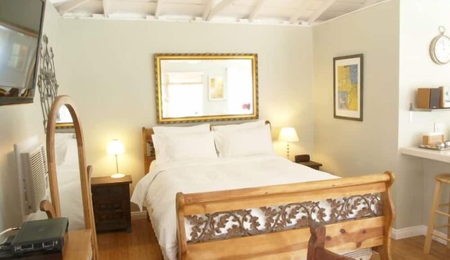 Charming Culver City Cottage w/Shared Pool+garden in Culver City