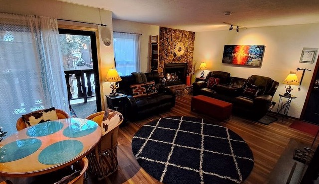 Comfortable and cozy retreat with Free ski shuttle in Angel Fire