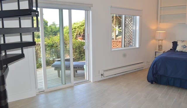 Large Studio with wrap around deck above Stinson Beach & near many hiking trails in Stinson Beach