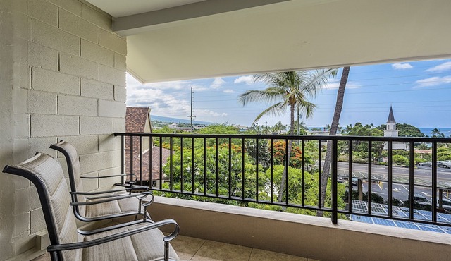 Cozy Oceanview Unit w/AC & Shared Pool in the Heart of Kona Town: Kalanikai 306 in Kailua Kona