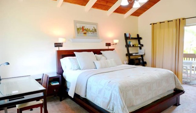 Air Conditioned Upstairs Studio w/RESERVED PARKING; Pool, -WIFI-Walk to Beach in Princeville