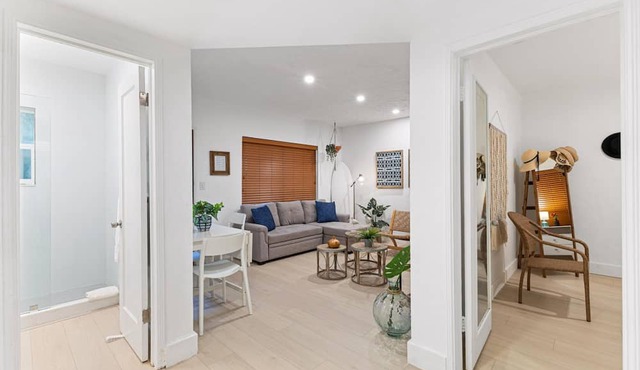 Bright Stylish Apt in Las Olas Blvd Victoria Park in Fort Lauderdale
