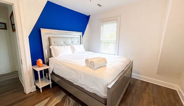 Entire Beautiful Grove Home in North Chicago