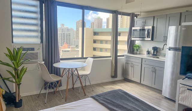 Trendy Hawaiian Monarch Studio | Ocean View | Pool in Honolulu