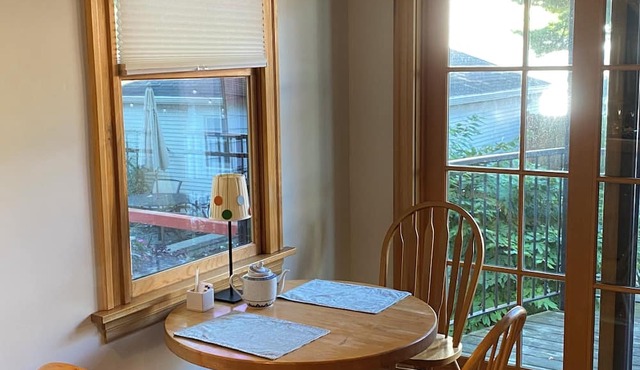 Fully restored 1911's 2-Flat on Chicago’s family friendly quiet North Side. in Chicago