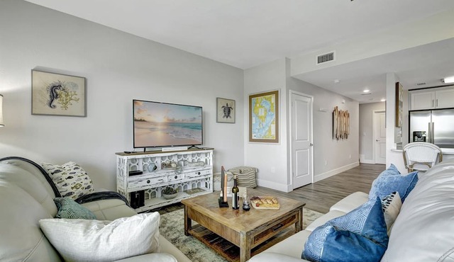 Stunning Resort Like Townhome w/Pool, Beach, Bar! in Ruskin