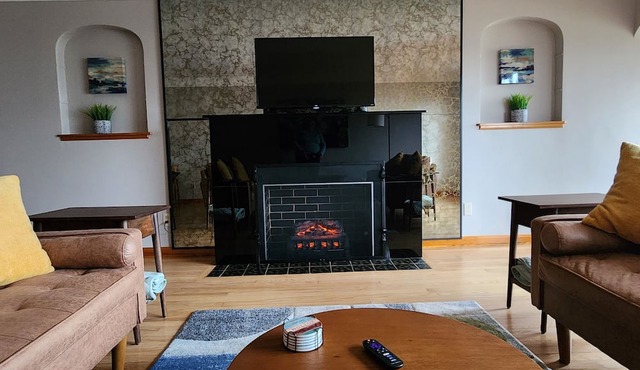 Lakeview Beach Bungalow Lighthouse/3 Beds/Game Room/Pets Entry Ramp available in LORAIN