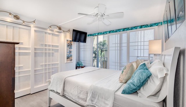 Top Remodel of a gorgeous Diamond Head Oceanfront Lanai Condo - Sleeps 4 in Honolulu